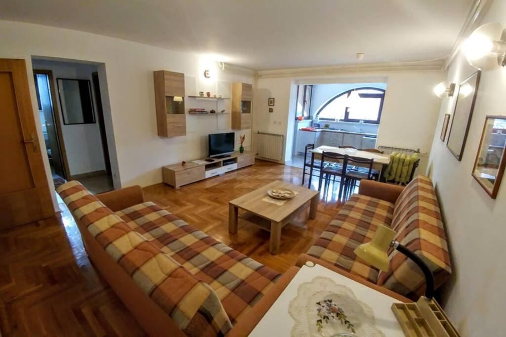 Apartman 100M2, Full Opremljen, Privatni Parking. Пула Экстерьер фото